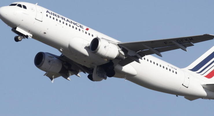 Самолет Air France, направлявшийся в Париж, сел в Канаде из-за сообщения о бомбе