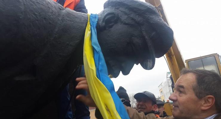 Мэр-француз снес памятник Ленину в Глухове