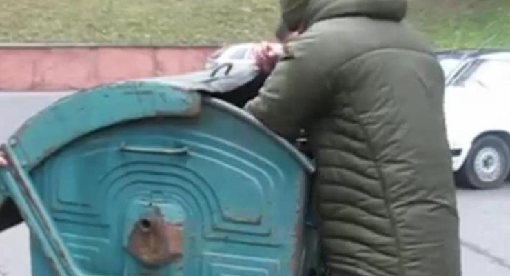 Не соотвествуешь - в мусорный бак: в Ровно чиновнику устроили "люстрацию"