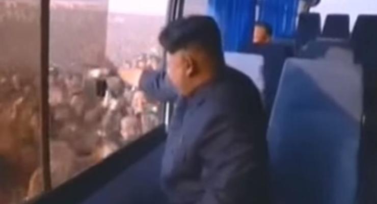 В сети появился ролик, где люди толпой бегут за автобусом Ким Чен Ына