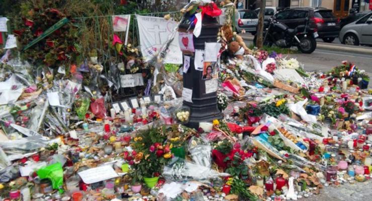 Свечи, портреты и горы цветов: как выглядят места терактов в Париже