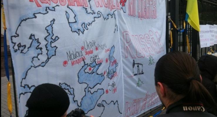 "Русский мир - мир бесправия": татары пикетируют посольство РФ в Киеве