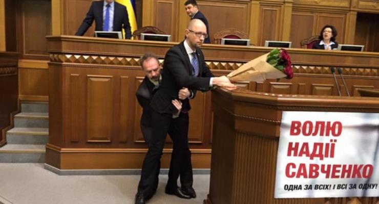Луценко извинился перед Яценюком за выходку депутата БПП