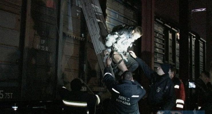 Киевские студенты упали с моста на вагоны товарного состава