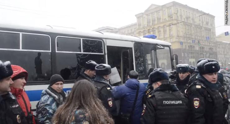 В Москве во время пикетов задержали активистов оппозиции