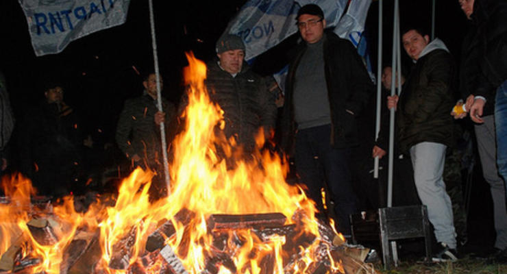 В Молдове оппозиция разожгла костер перед загородной резиденцией президента