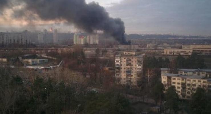 В Днепровском районе Киева горело СТО