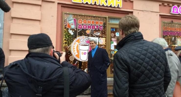 Глава Госдепа США Керри прогулялся по московскому Арбату
