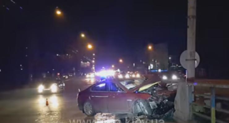 На проспекте Победы в Киеве Jaguar врезался в бетонное ограждение