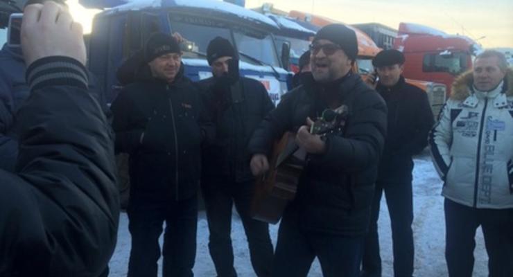 Шевчук спел протестующим дальнобойщикам: "Ты не один"