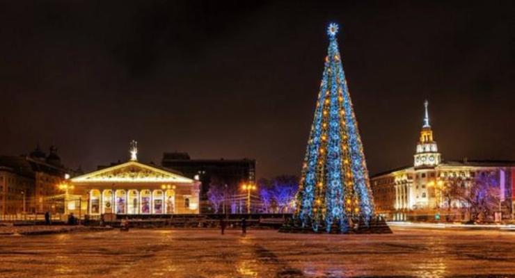 Главную елку российского города украсили под цвет флага Украины