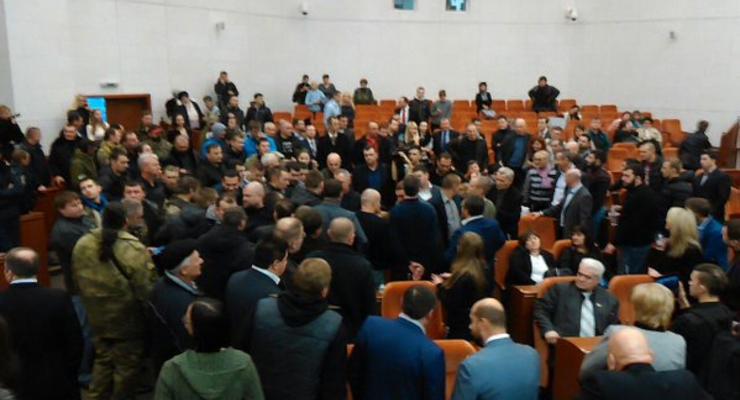 Скандал в горсовете Днепропетровска: драки, крики и полиция