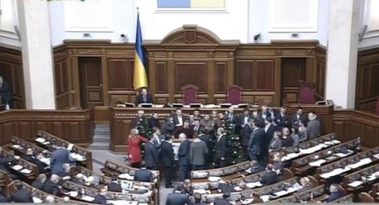 Депутаты заблокировали трибуну Рады во время рассмотрения изменений в Конституцию