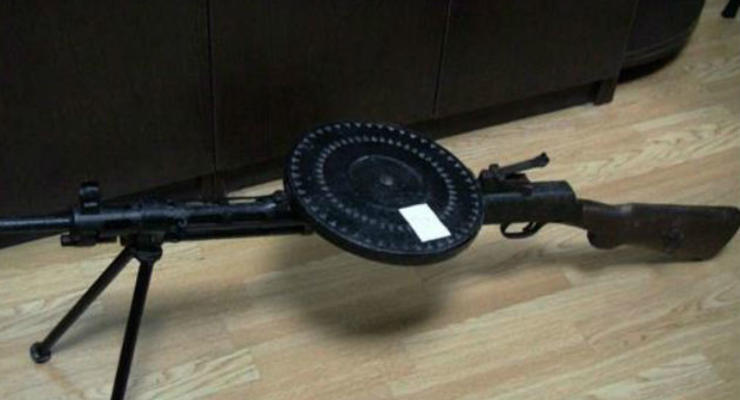В Киеве продавец елок попытался сбыть пулемет
