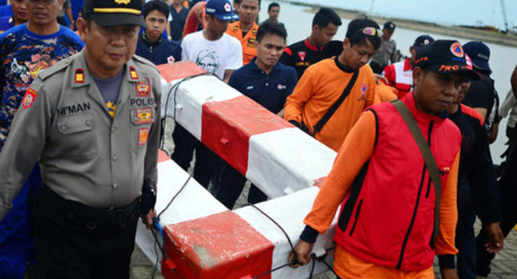 После крушения парома в Индонезии пропавшими без вести считаются более 70 человек