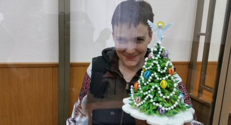 Савченко подарила российским судьям елку
