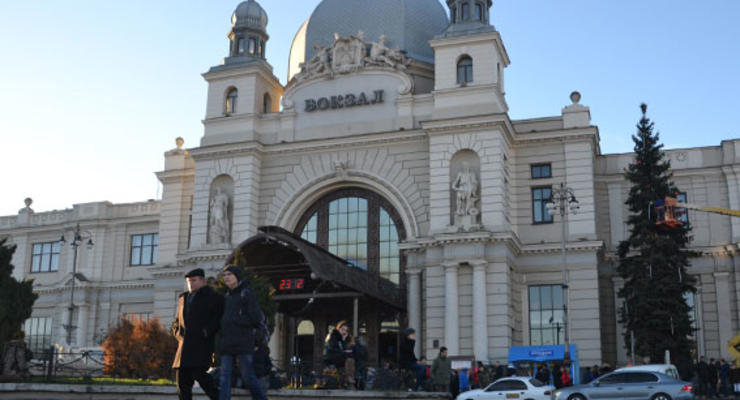 На железнодорожном вокзале Львова ищут бомбу