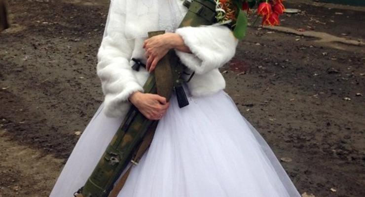 В шлемофоне и с гранатометом: фото невесты боевика взорвало сеть