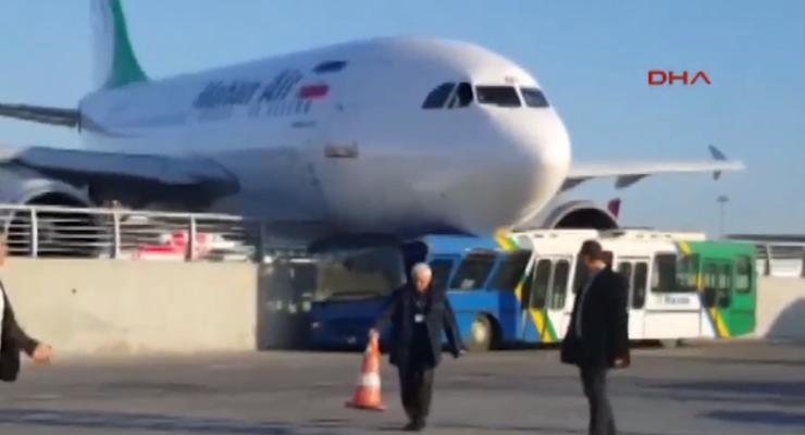 В Стамбуле иранский самолет при посадке врезался в ограждение аэропорта