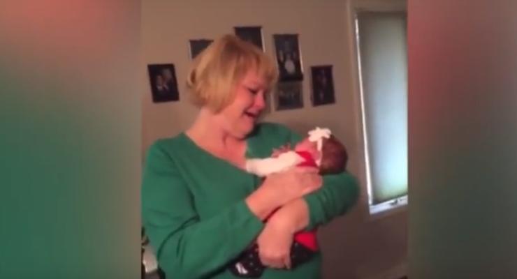 Реакция бабушки, которая впервые увидела свою внучку, растрогала до слез