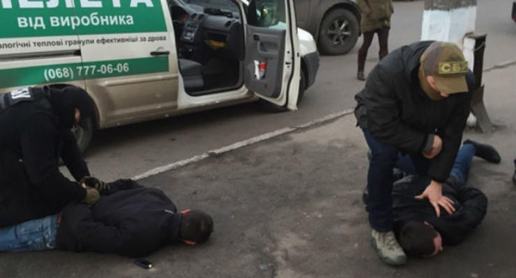 На Киевщине взяли наркоторговцев, в том числе полицейского: фото