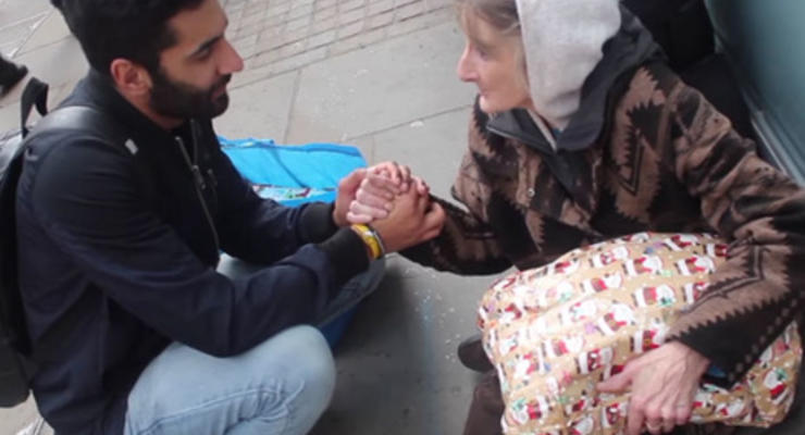 Британец раздал поздравительные открытки и подарки бездомным в Рождество