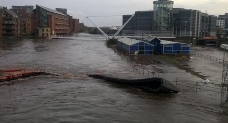 На севере Англии из-за масштабного наводнения местные власти проводят эвакуацию населения