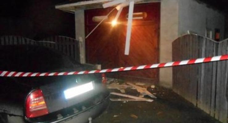 В Закарпатской области взорвалось неизвестное устройство, пострадал авто