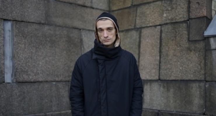 В России художника Павленского, который обвиняется в вандализме, оставили под арестом
