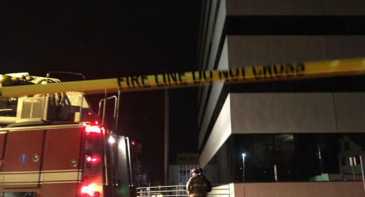 В США на торговый центр упал самолет: есть погибший