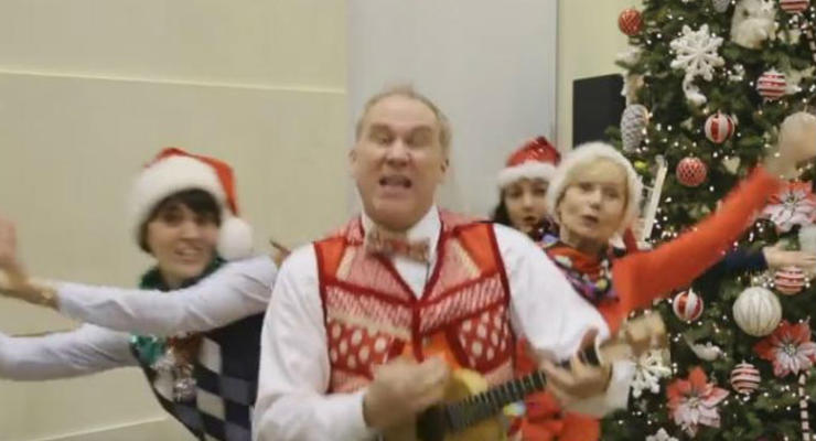 Сотрудники посольства США спели Jingle Bells по-украински: видео