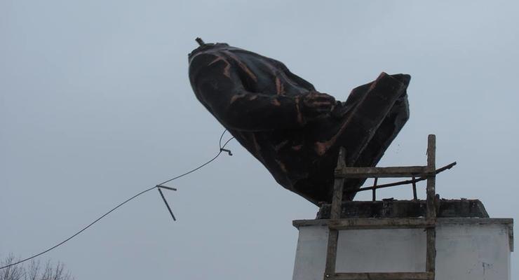 На Харьковщине демонтировали очередной памятник Ленину