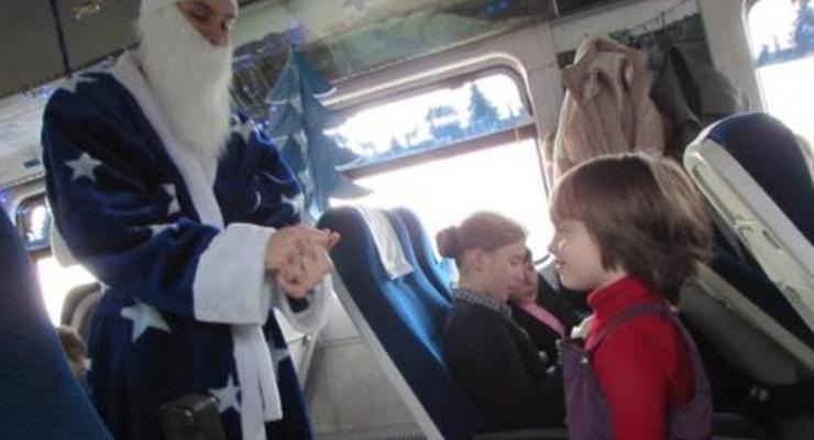 Поезд Деда Мороза с 3 января до Старого Нового года будет ездить по Киеву дважды в день