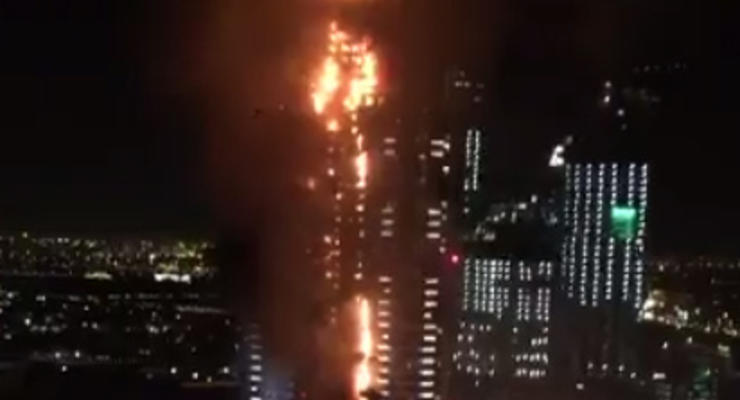 В центре Дубая произошел пожар в отеле-небоскребе, большая часть здания в огне
