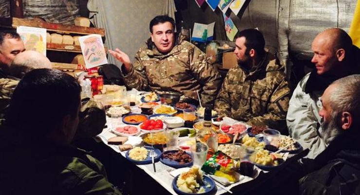 Саакашвили встретил Новый год с бойцами на передовой