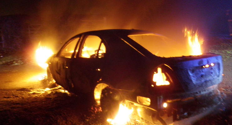 В новогоднюю ночь во Франции сожгли более 800 автомобилей