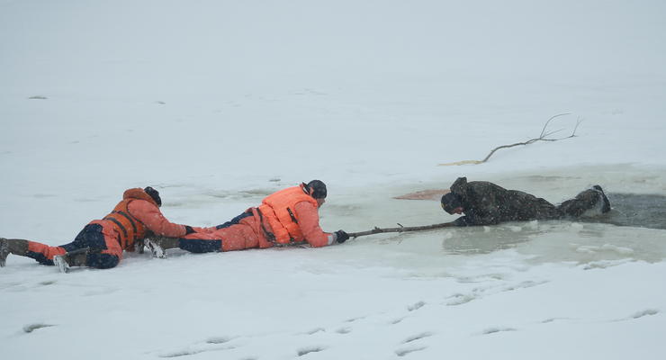 В Киеве рыбаки провалились под лед, один человек погиб