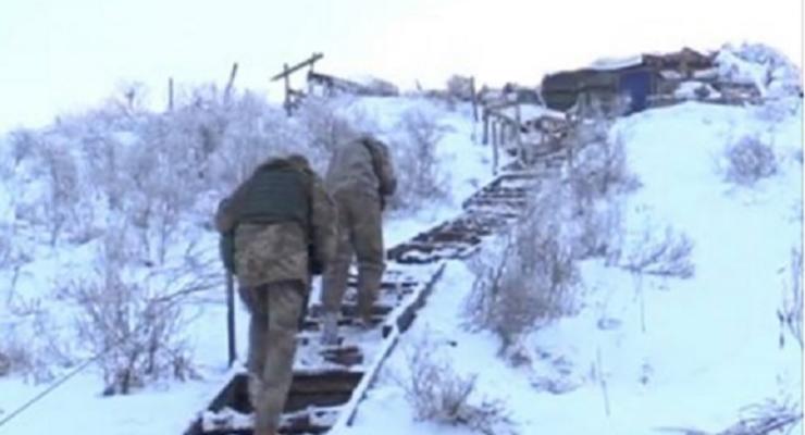 Под Донецком бойцы спасают оружие от мороза спецраствором