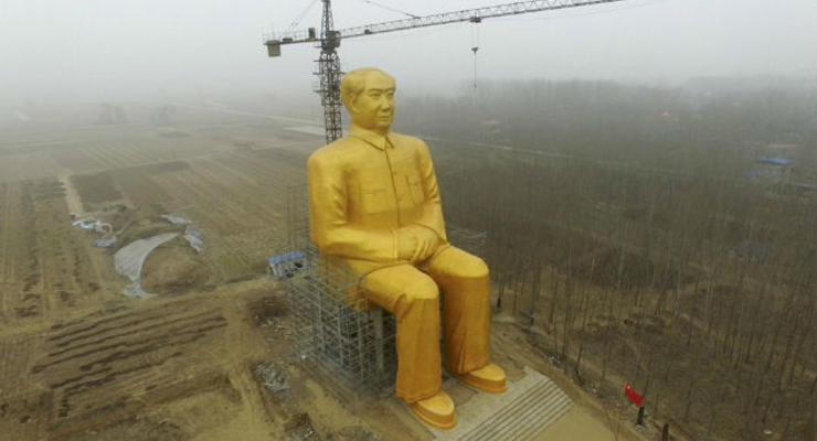В Китае появилась гигантская "золотая" статуя Мао Цзэдуна