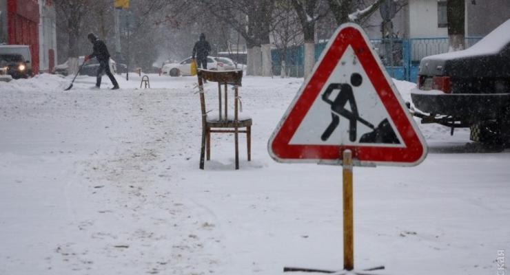 Из-за снегопада закрыли въезд грузовиков в Одессу
