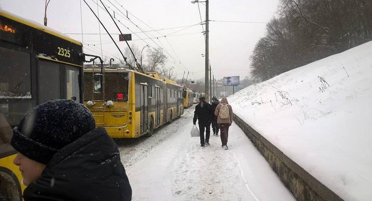 Из-за снегопада в Киеве остановился Подольский спуск