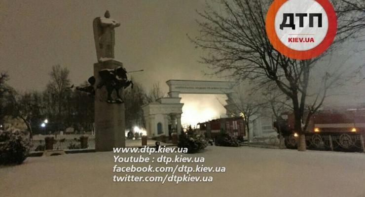 В Киеве горел МАУП: спасатели перекрывали проспект Лобановского