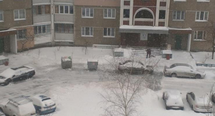 Яценюк призвал граждан сообщать в соцсетях об уборке властями снега