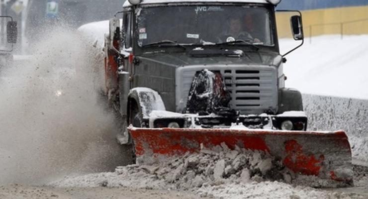 В Киеве вывели на дороги всю имеющуюся технику для уборки снега