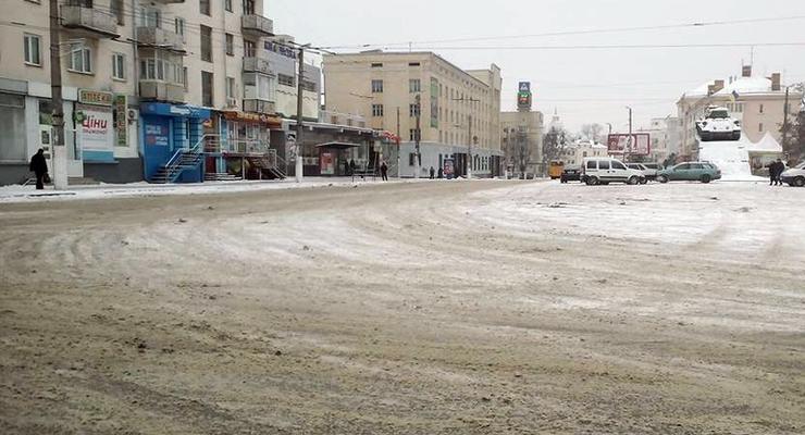 Житомир засыпало снегом: коммунальщики не справляются с осадками