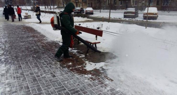 Коммунальщики придумали новый способ уборки снега в Киеве