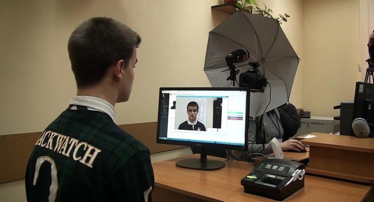 Украинские подростки оформили первые ID-карты