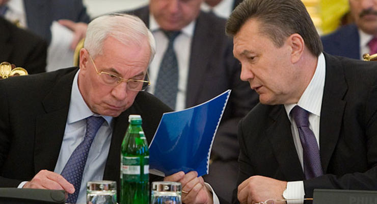 Суд арестовал пенсионные счета Януковича и Азарова