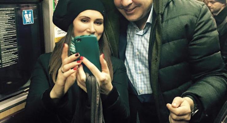 Саакашвили прокатился в харьковском метро и сделал селфи с пассажирами