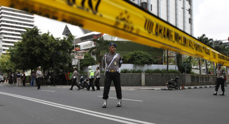 Число погибших при взрывах в Джакарте выросло до шести, в городе слышна стрельба